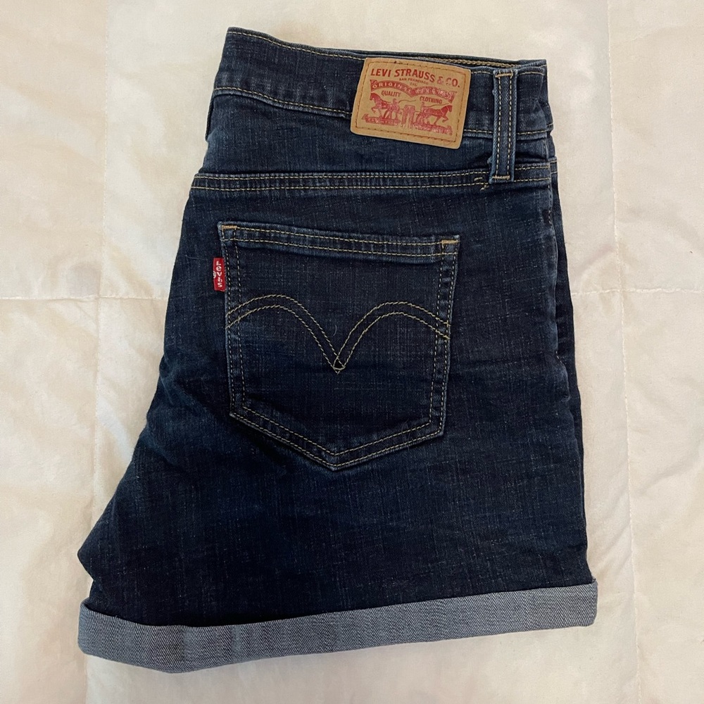 LIKE NEW - LEVI’S MID LENGTH DENIM SHORTS - SIZE 30